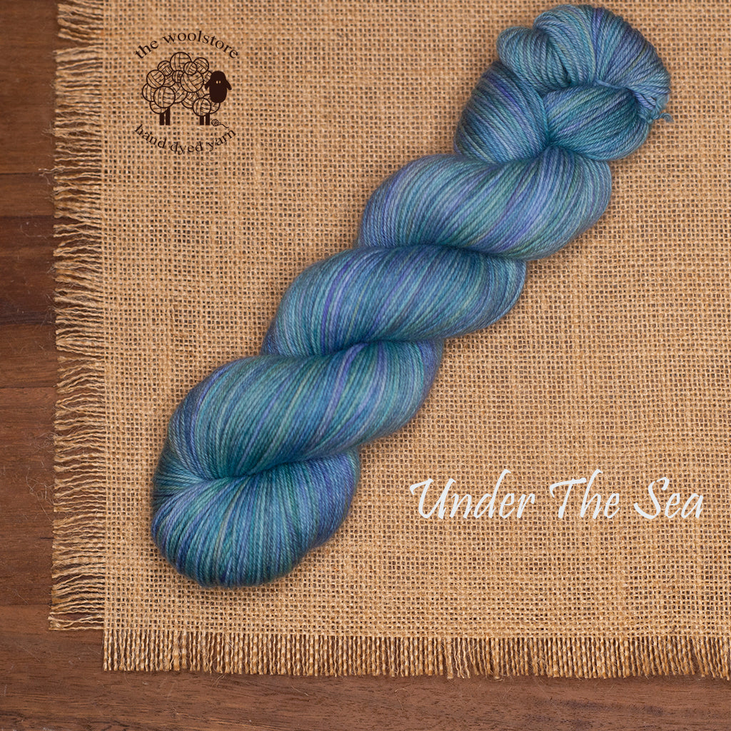 10ply/Worsted weight Superwash Merino 100g skein, 166m.