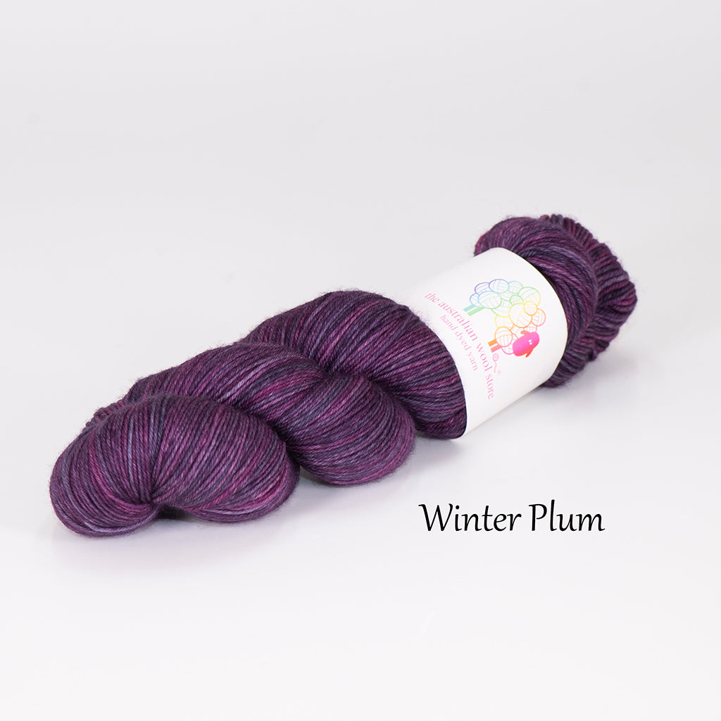 10ply/Worsted weight Superwash Merino 100g skein, 166m.